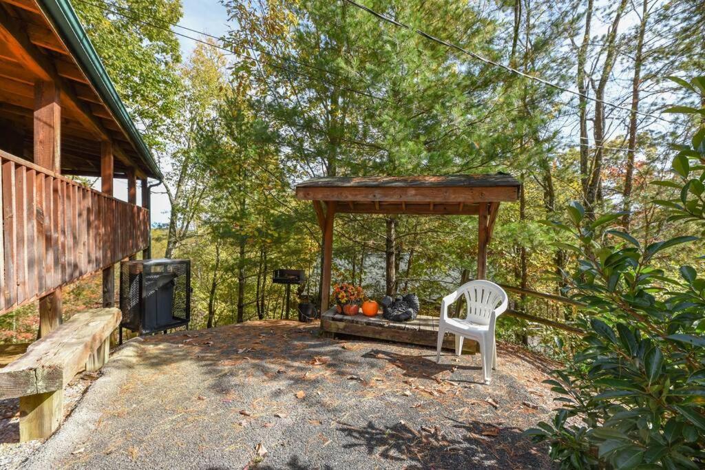 View! Cozy, Private, Fireplace, Hot Tub Log Cabin, Honeymoon! Sevierville Exteriör bild