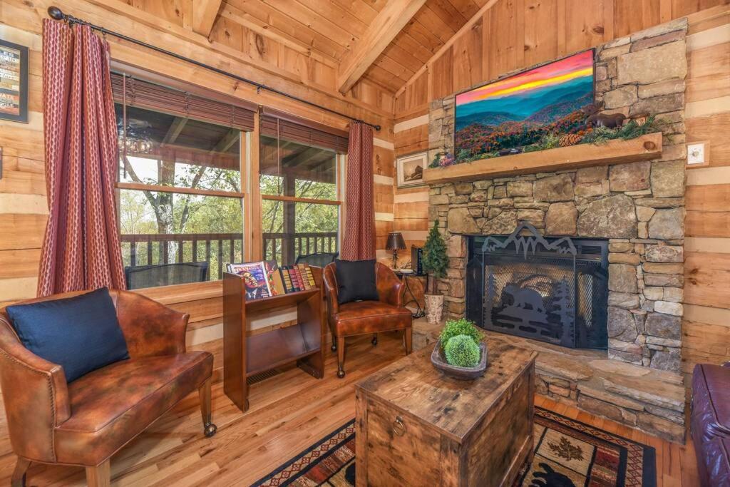 View! Cozy, Private, Fireplace, Hot Tub Log Cabin, Honeymoon! Sevierville Exteriör bild