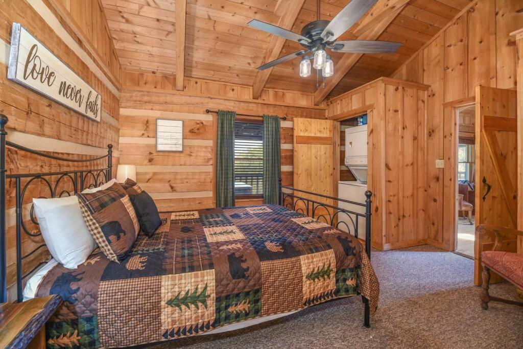 View! Cozy, Private, Fireplace, Hot Tub Log Cabin, Honeymoon! Sevierville Exteriör bild