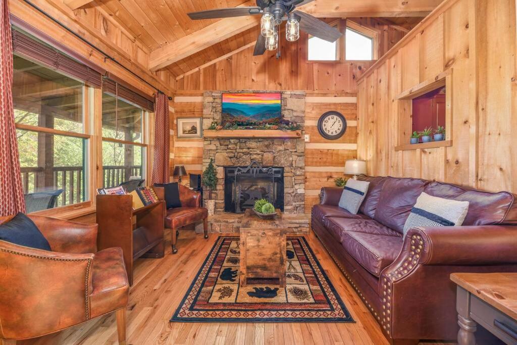View! Cozy, Private, Fireplace, Hot Tub Log Cabin, Honeymoon! Sevierville Exteriör bild