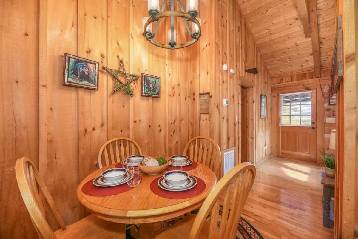 View! Cozy, Private, Fireplace, Hot Tub Log Cabin, Honeymoon! Sevierville Exteriör bild