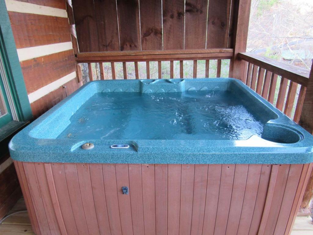 View! Cozy, Private, Fireplace, Hot Tub Log Cabin, Honeymoon! Sevierville Exteriör bild