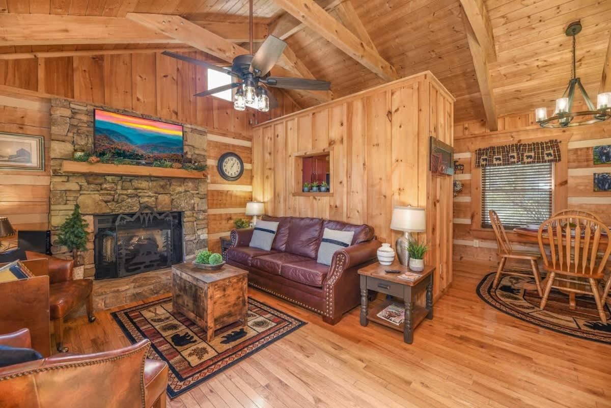 View! Cozy, Private, Fireplace, Hot Tub Log Cabin, Honeymoon! Sevierville Exteriör bild