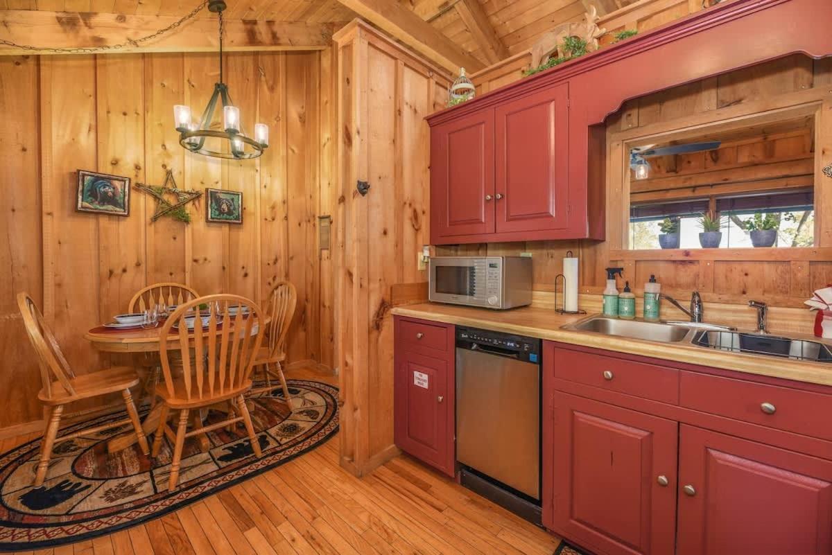 View! Cozy, Private, Fireplace, Hot Tub Log Cabin, Honeymoon! Sevierville Exteriör bild