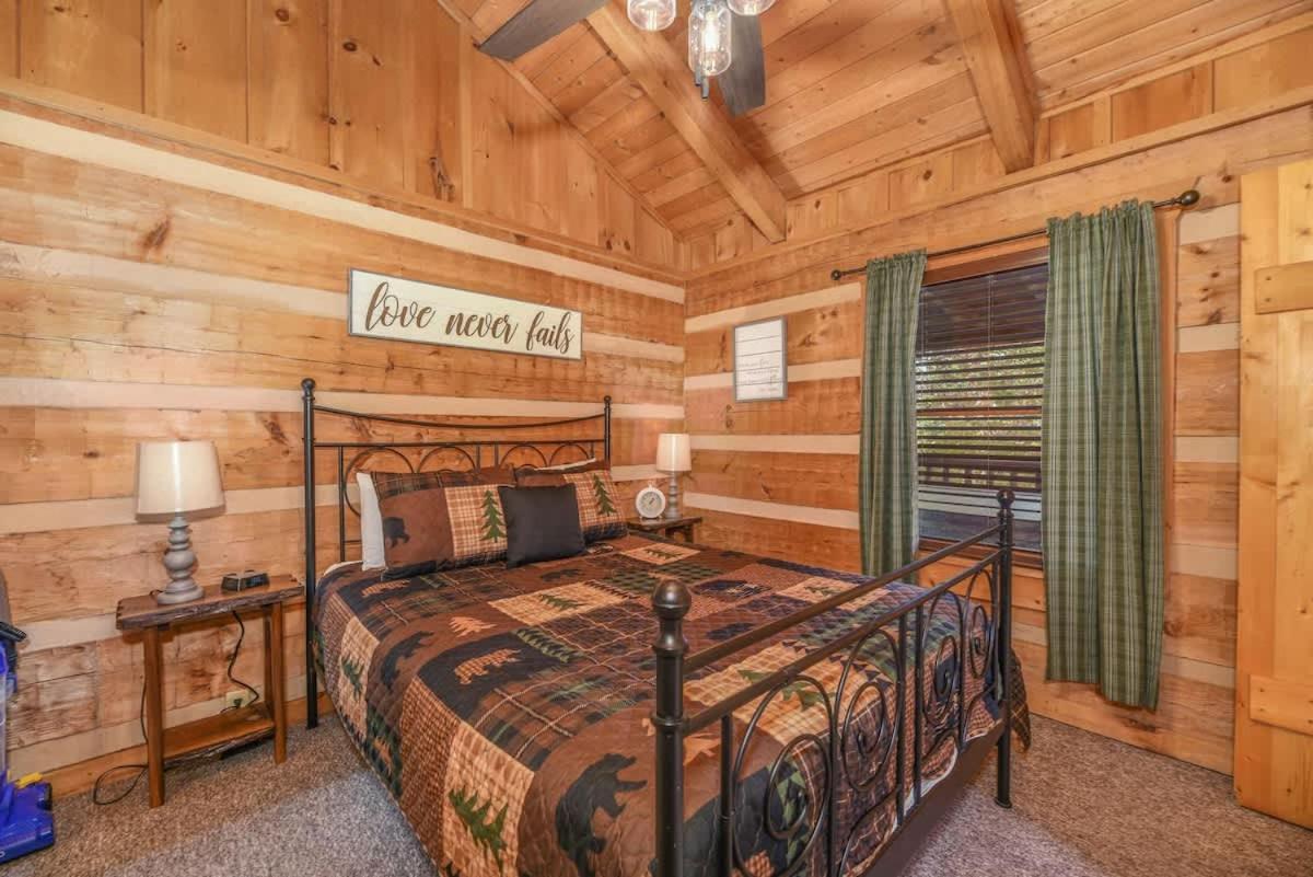 View! Cozy, Private, Fireplace, Hot Tub Log Cabin, Honeymoon! Sevierville Exteriör bild