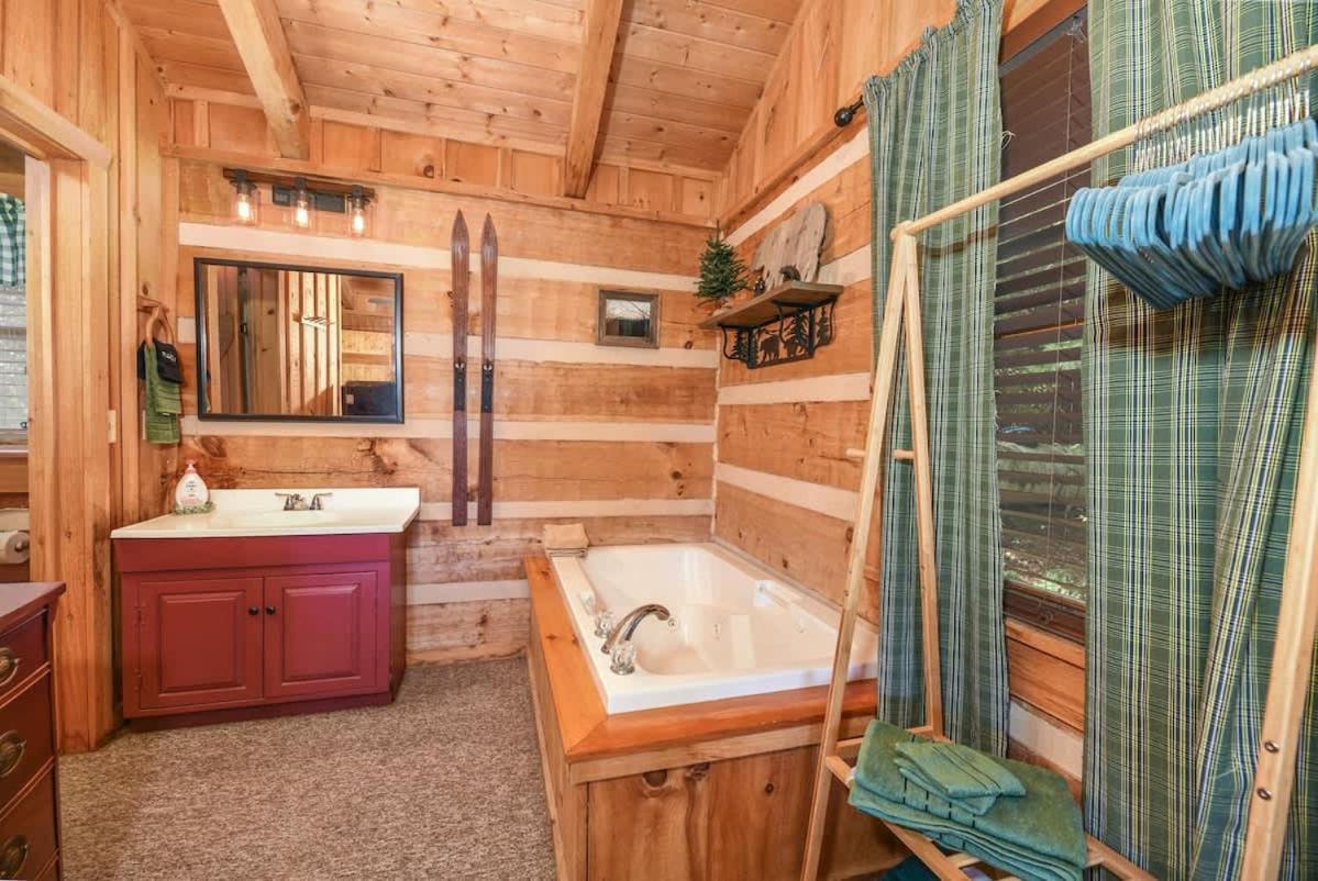 View! Cozy, Private, Fireplace, Hot Tub Log Cabin, Honeymoon! Sevierville Exteriör bild