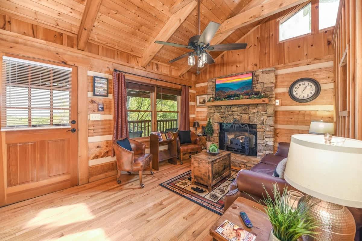 View! Cozy, Private, Fireplace, Hot Tub Log Cabin, Honeymoon! Sevierville Exteriör bild